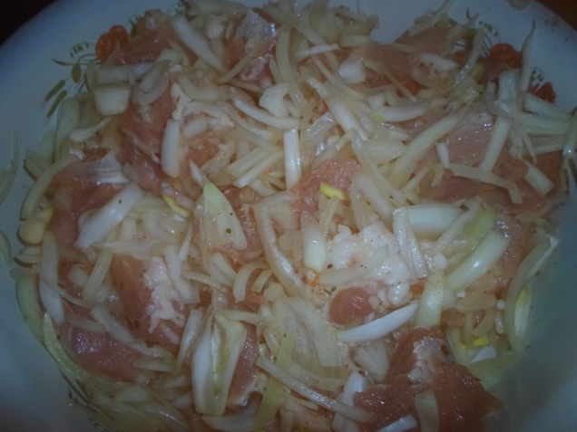 Ужин, который приготовил Кирилл. Мясо в луковом соусе с картофельным пюре.