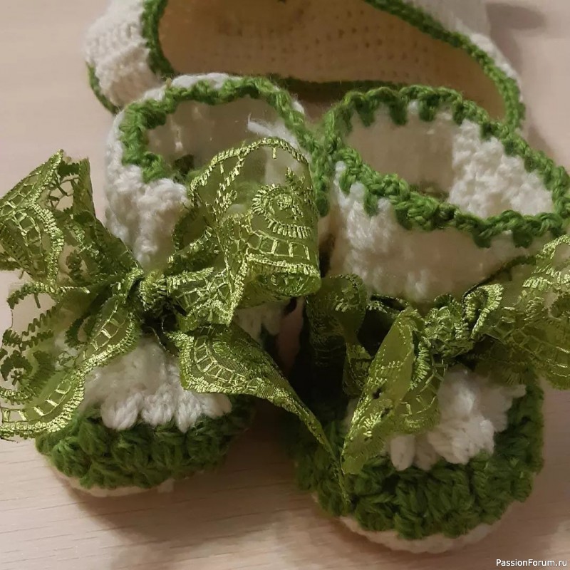 Пинетки и шапочка для внучка.