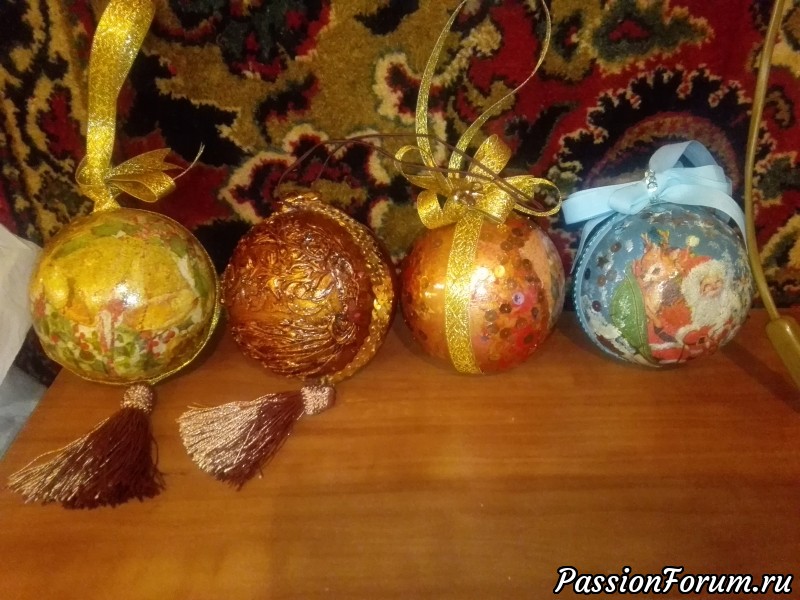 Шары разнообразные.. разные.. смотрите в общем...