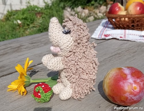 Ежик, связанный крючком. Сама придумала.