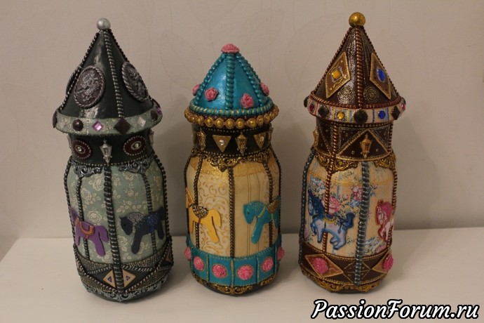 Банки карусельки, поднос и шарики.