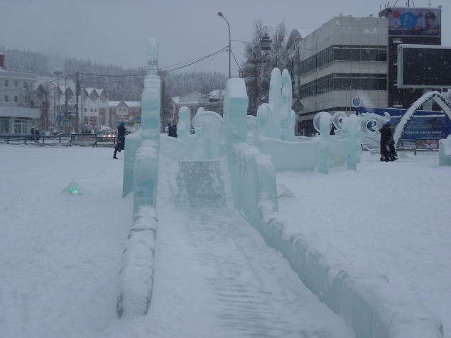 Главная площадь города Ханты-Мансийска в дневном, новогоднем убранстве