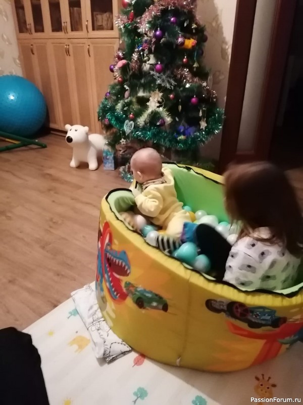 МАЛЕНЬКОЙ ЁЛОЧКЕ ХОЛОДНО ЗИМОЙ.......