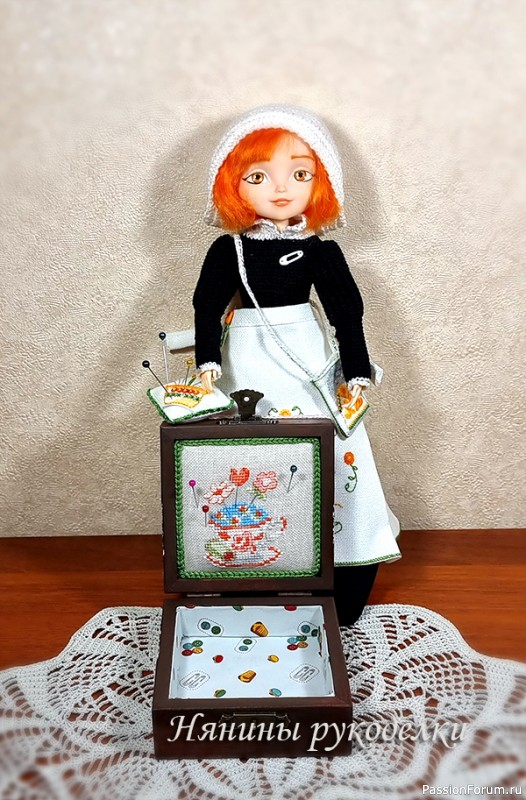 Маленькая шкатулка для рукоделия с игольницей