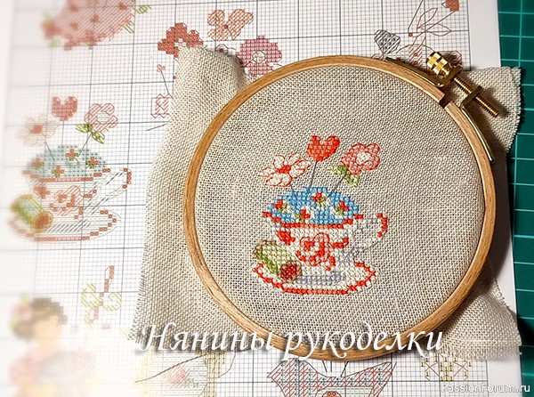 Маленькая шкатулка для рукоделия с игольницей