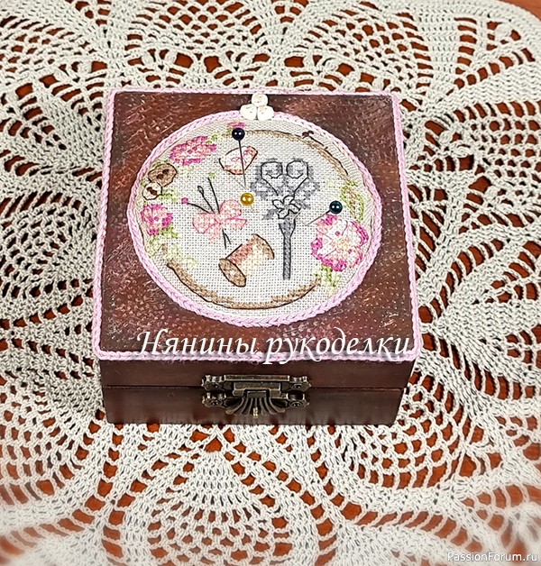 Маленькая шкатулка для рукоделия с игольницей