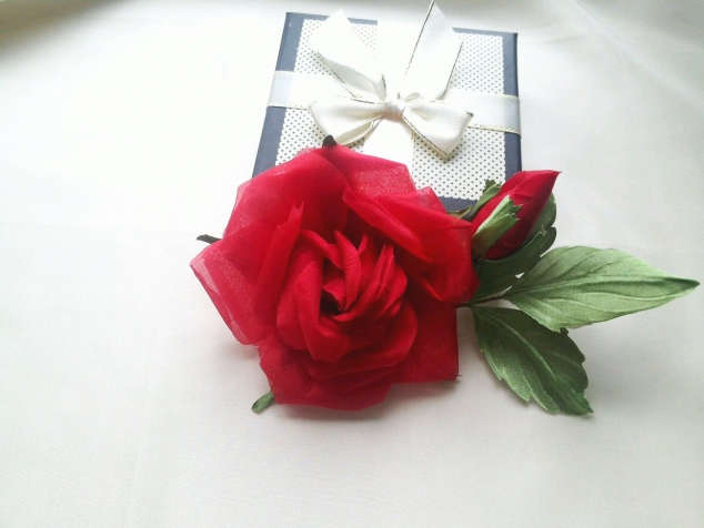 Алая роза с бутоном