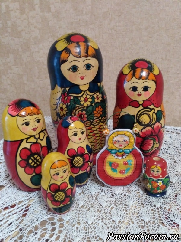 Маленькая крошка - красная матрёшка