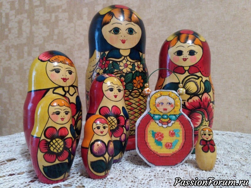 Маленькая крошка - красная матрёшка