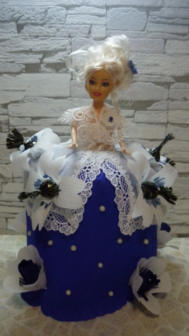 Кукла в платье из конфет