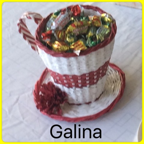 Конфетница с гвоздикой