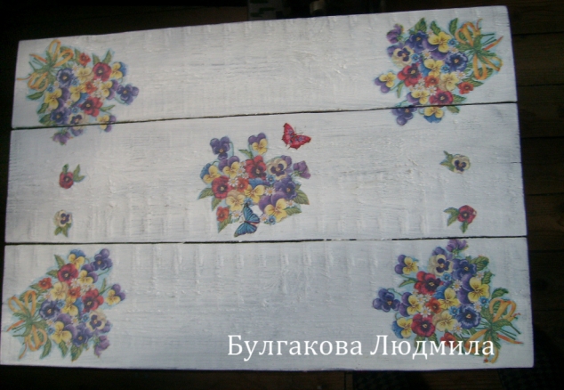 Столики и кухонные доски.