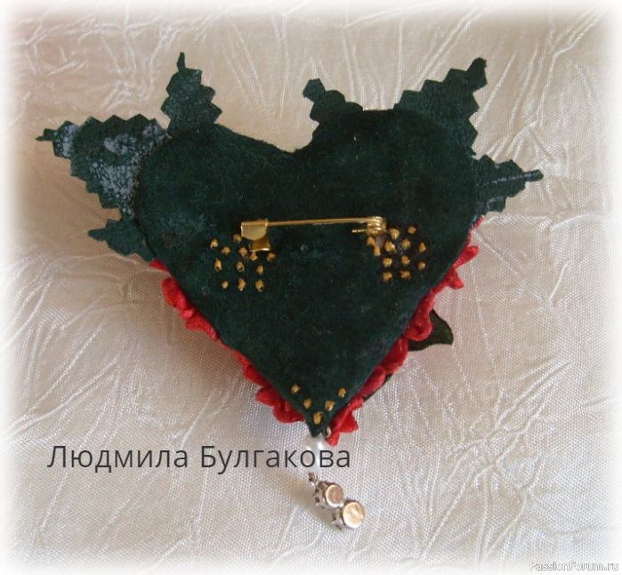 Броши, вышитые лентами.