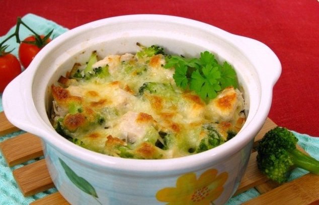 Куриное филе и брокколи, запеченные под сливочным соусом