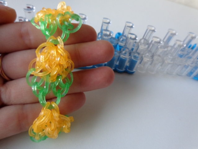 Браслет Шишечки из резиночек Rainbow Loom