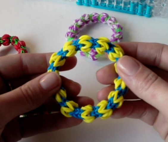 Браслет Помпон из резиночек rainbow loom.