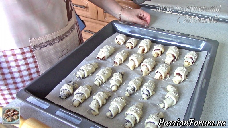 Постные (вегетарианские) рогалики с маком и яблоками