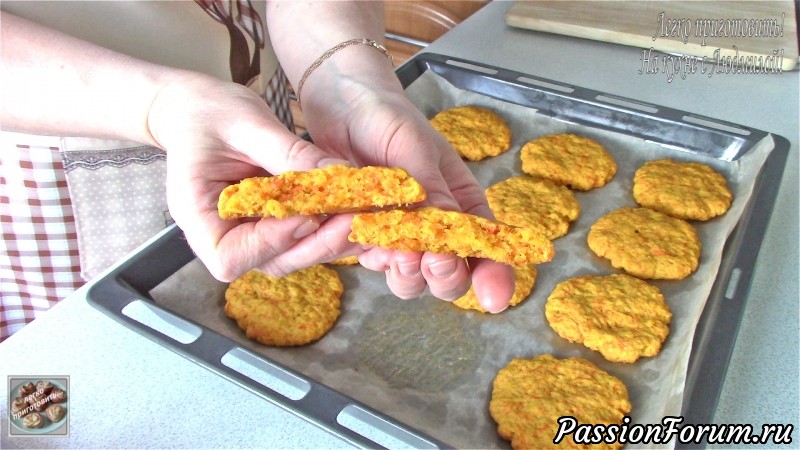 Постное морковное печенье с шоколадной глазурью и орехами