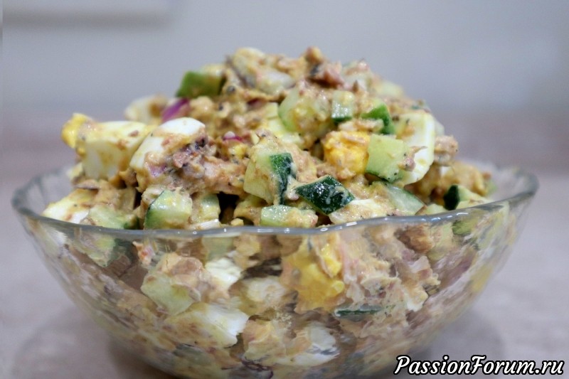 Салат с сайрой, яйцом и огурцом