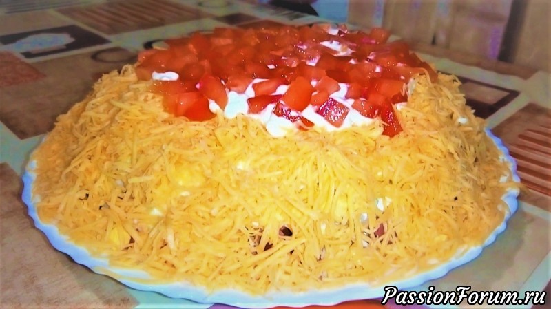 Салат с ветчиной и сыром на новый год.