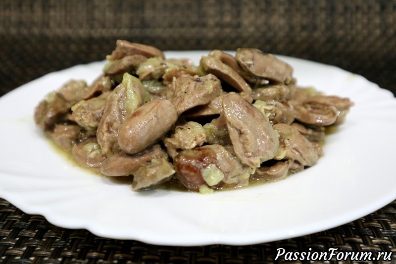 Куриные сердечки с луком на сковороде