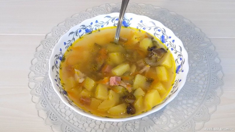 Мясной суп солянка с крицей и колбасой
