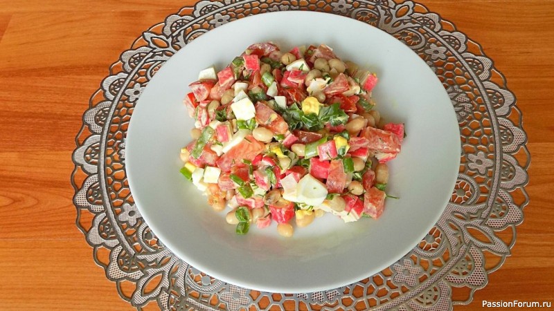 Салат из консервированной фасоли с крабовыми палочками и помидорами