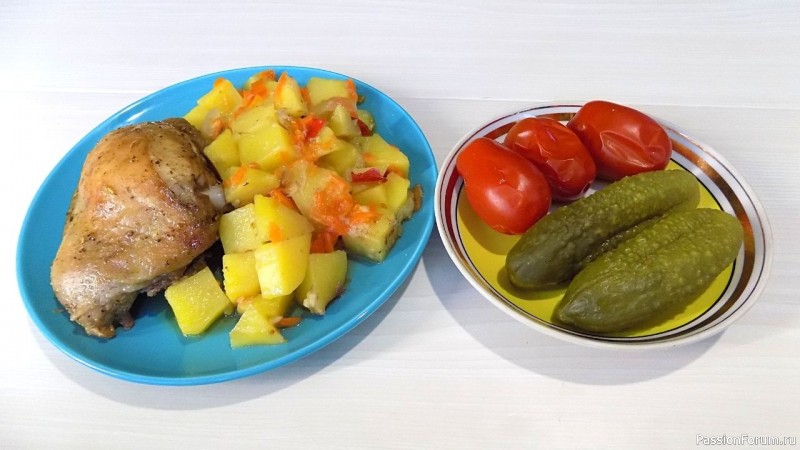 Картошка с куриными бедрами приготовленная в духовке