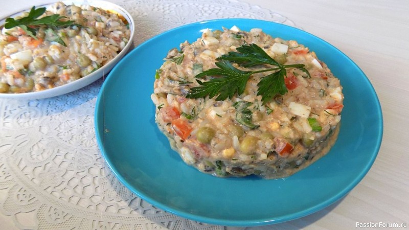 Салат с килькой в томатном соусе, рисом и зеленым горошком