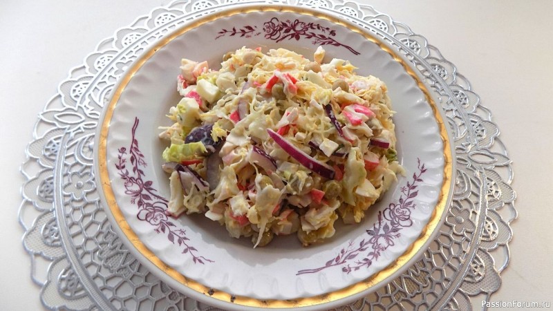​Салат из свежей капусты с крабовыми палочками
