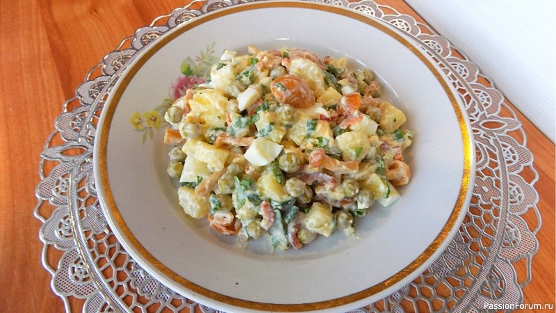Картофельный салат с яйцом и маринованными грибами