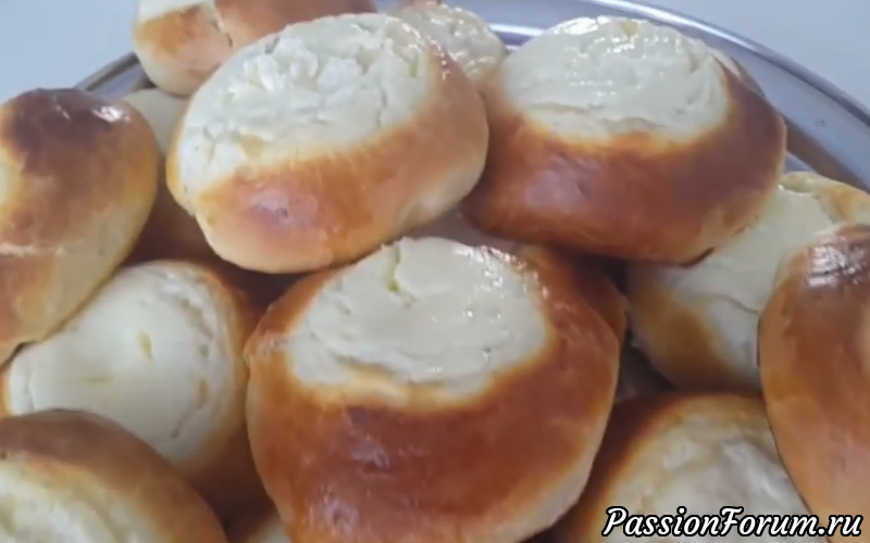 Ватрушки с творогом из дрожжевого теста в духовке. Видео рецепт