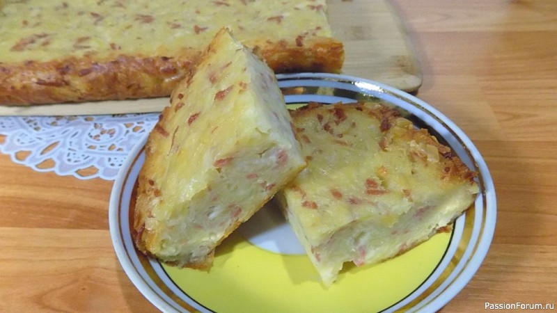Картофельная запеканка с сосисками и сыром приготовленная в духовке