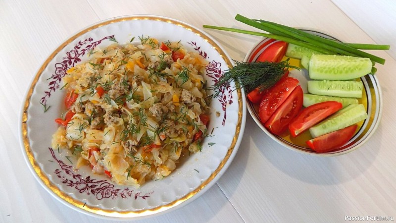 Капуста тушеная с фаршем и помидорами