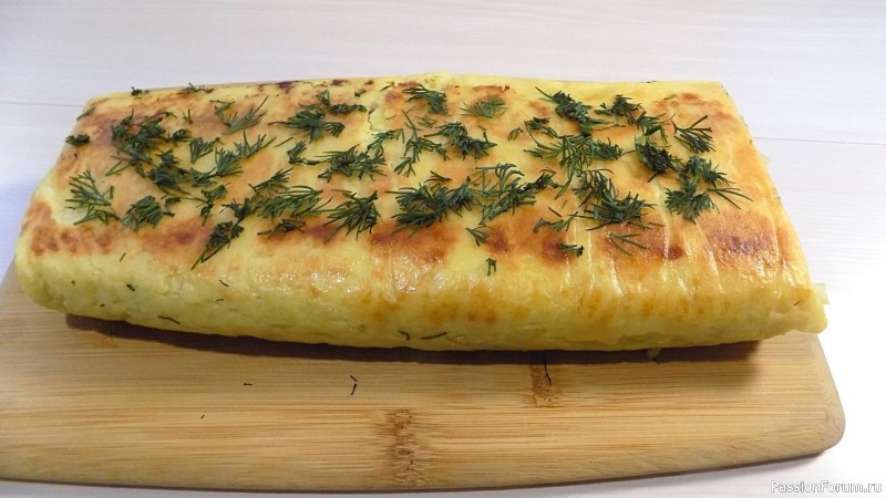 Рулет из картофельного пюре с фаршем и сыром