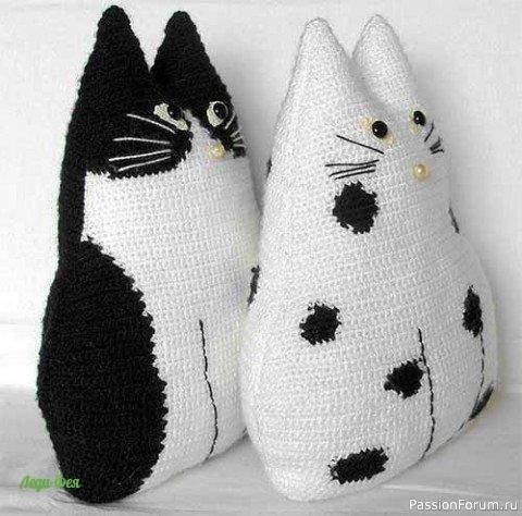 Подушки-котики крючком