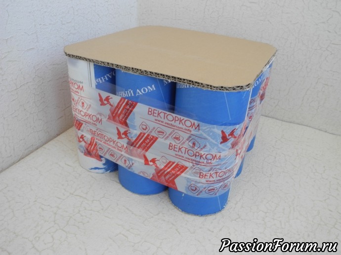 Пуфик из картонных рулонов