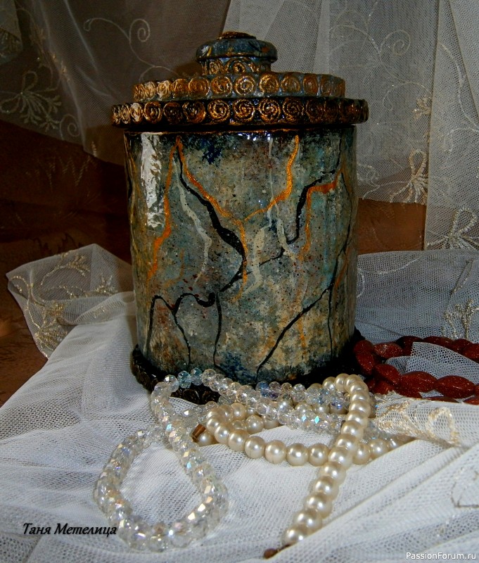 Еще шкатулки из железных банок.