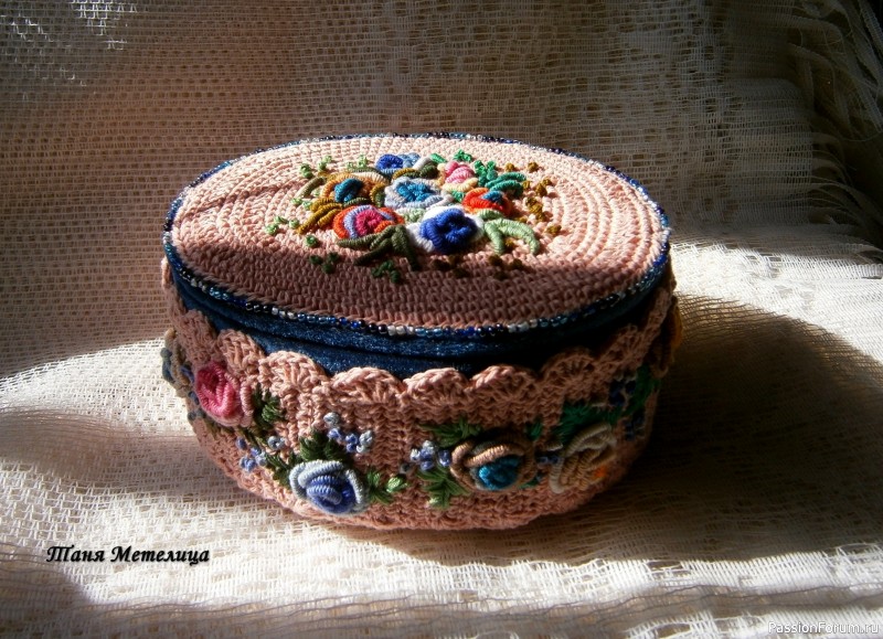 Вышитые шкатулки.