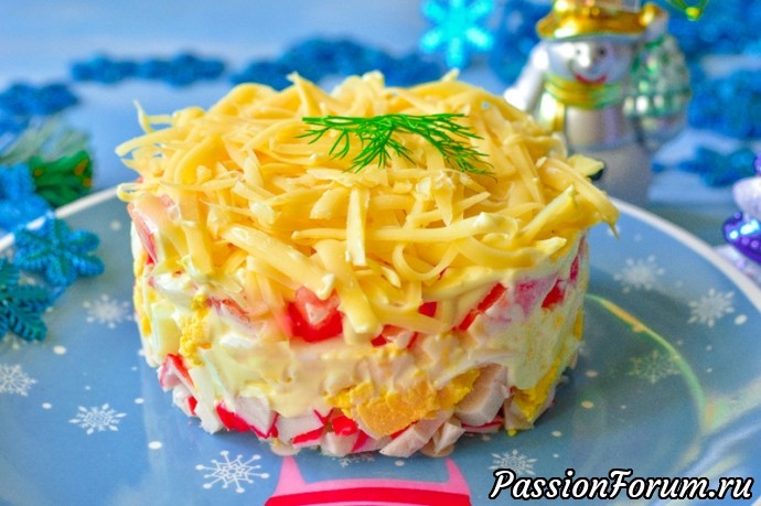 Салат "Дипломат" с крабовыми палочками, помидором и сыром