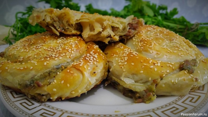 На УЖИН ,ВКУСНЫЙ И СЫТНЫЙ БУРЕК