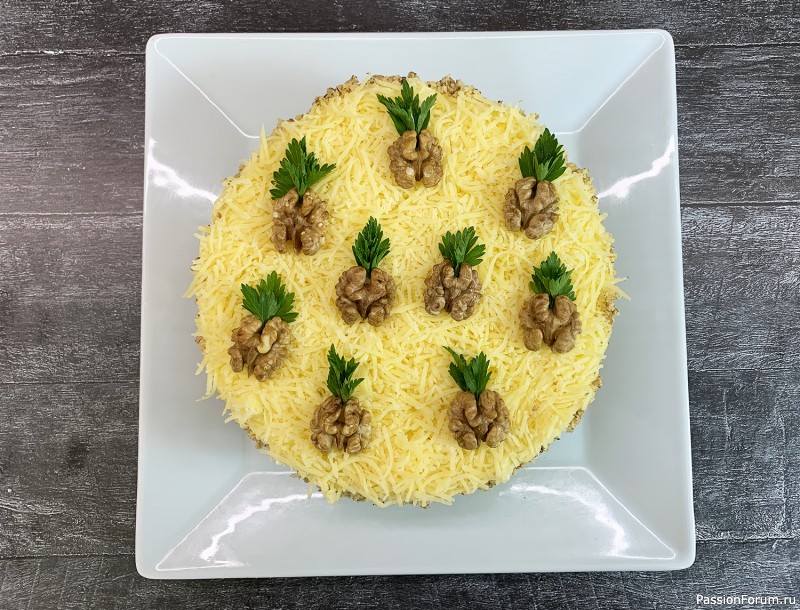Слоеный салат с курицей, грибами и ананасами в виде торта
