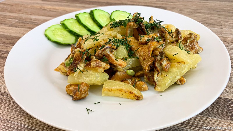 Молодой картофель с лисичками в сметане