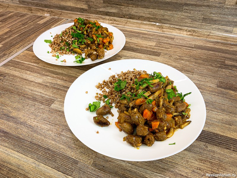 Сердечки куриные тушеные с шампиньонами