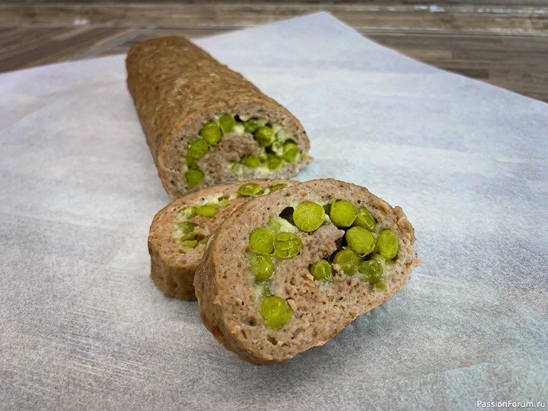 Мясной рулет с зелёным горошком