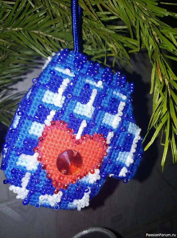 Вышитые новогодние игрушки