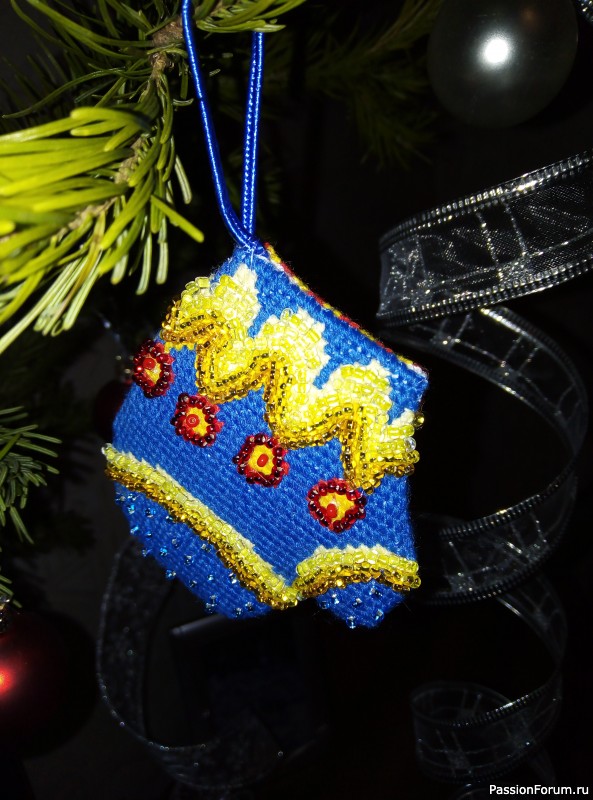 Вышитые новогодние игрушки