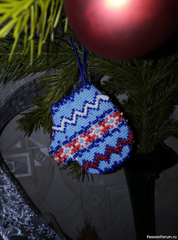 Вышитые новогодние игрушки