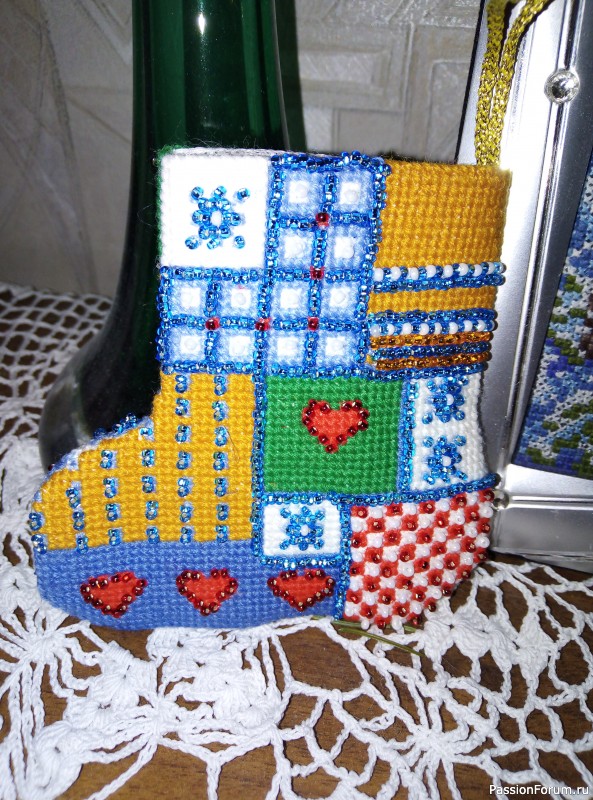 Вышитые новогодние игрушки