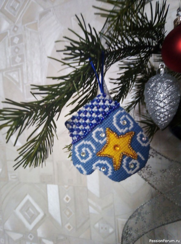 Вышитые новогодние игрушки